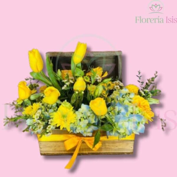 Cofre floral con hortensia y tulipanes